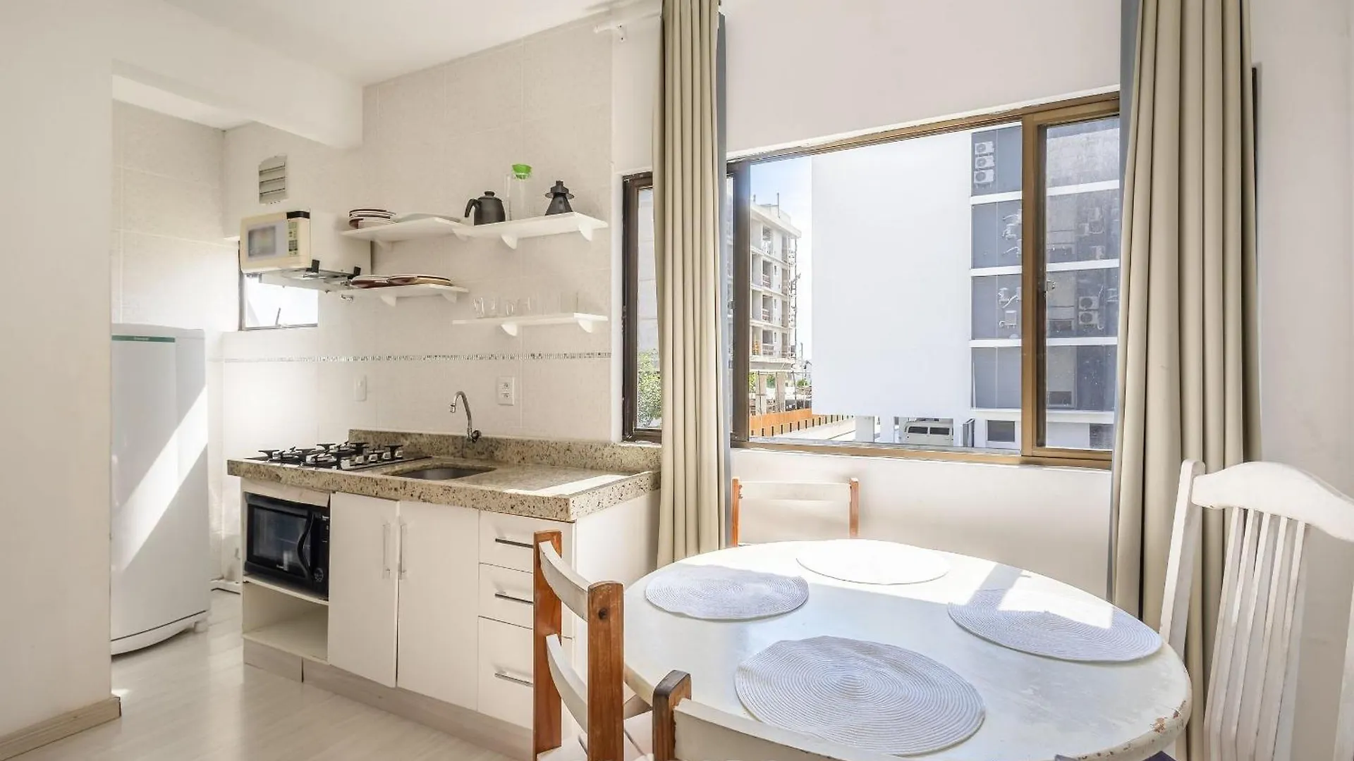 Apto bem localizado na praia de Jurerê PSD203 Florianópolis Apartamento